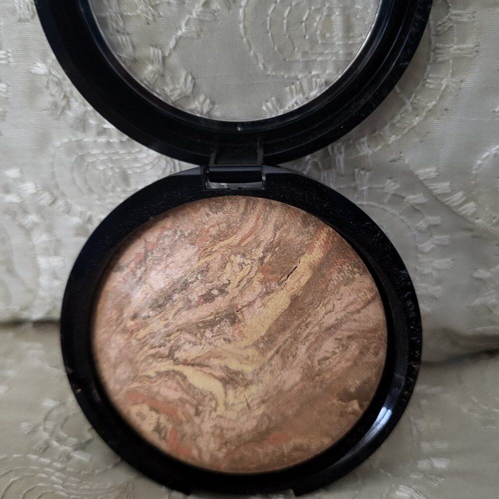 Laura Geller BakedBalance n glow iluminating foundation DEEP